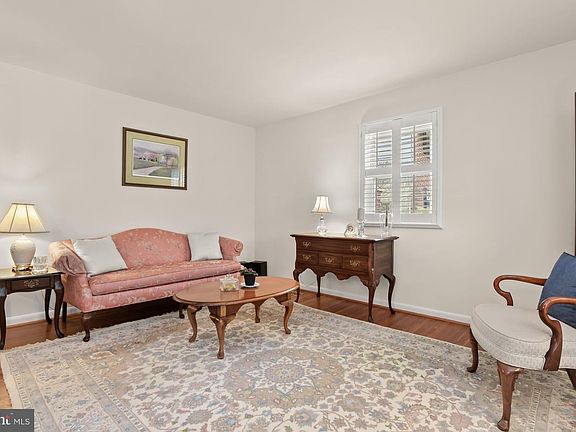 4th image of 110 Bosley Ave