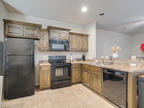 5th image of 1001 SW 92nd St