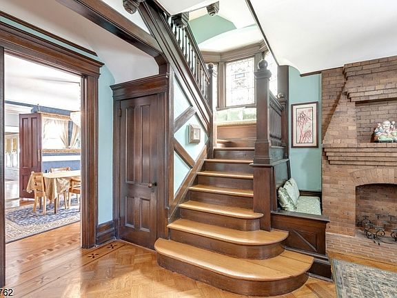 4th image of 551 Clifton Ave