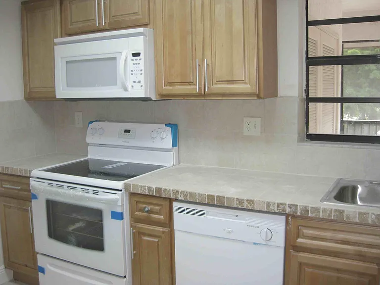 3432 NW 86th Way — Photo 5