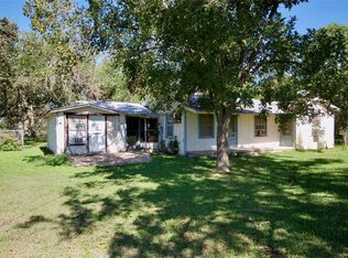 1026 Davis Ave, Yoakum, TX 77995