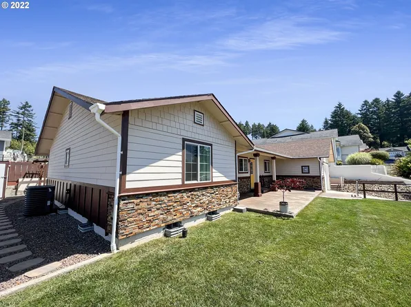 7005 Vista Ct, Brookings, OR 97415