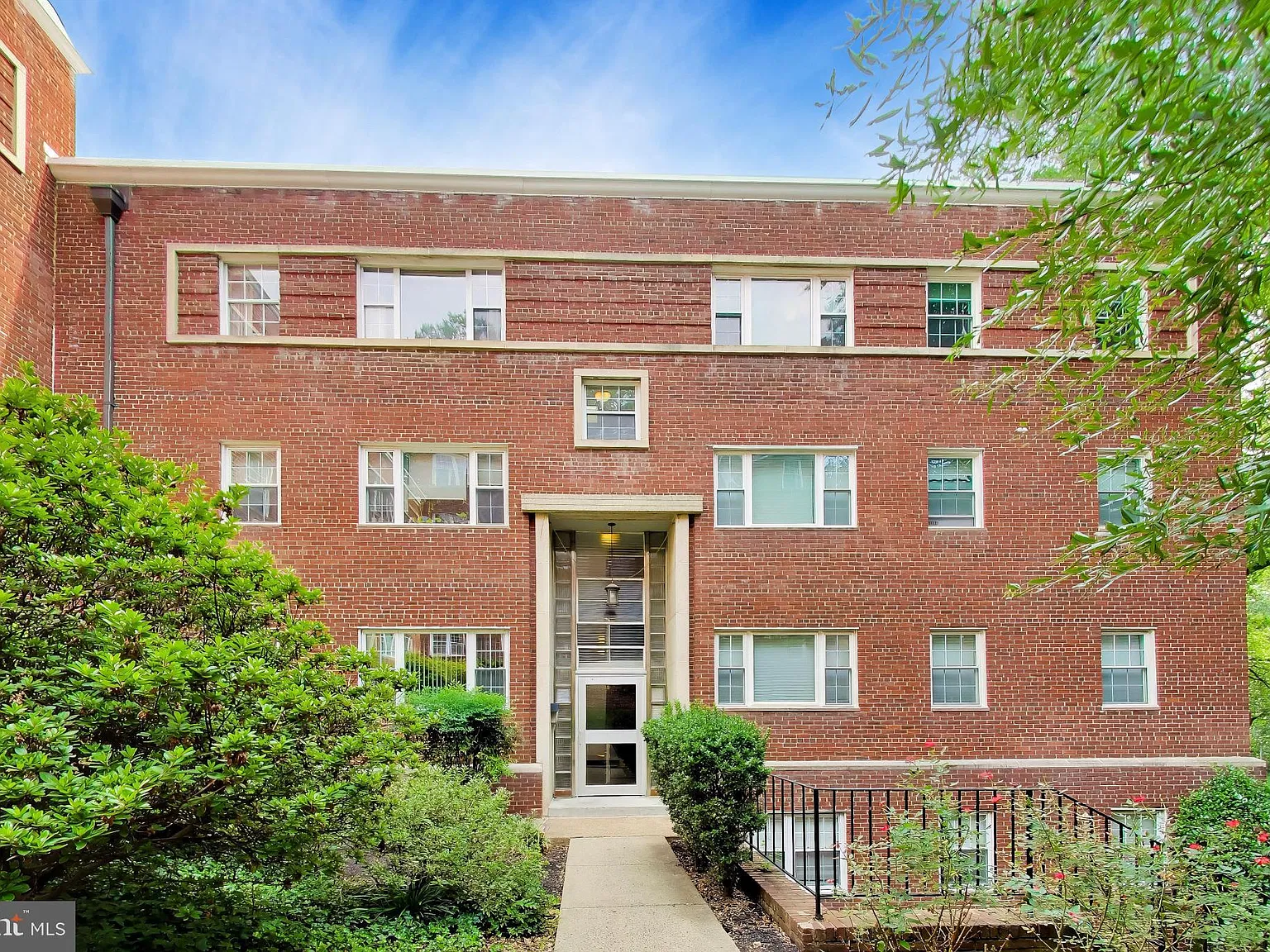 2 bed, 1.0 bath, 783 sqft, $2,100 — Photo 2