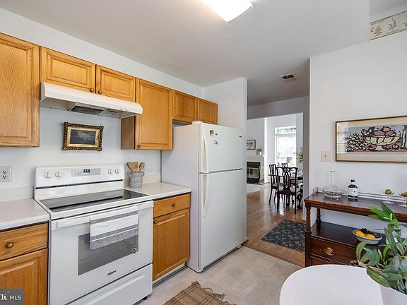3rd image of 952 Yachtsman Way