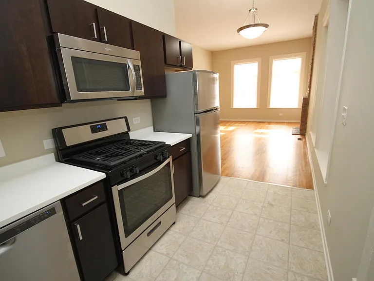 424 W Belden Ave #1W — Photo 2