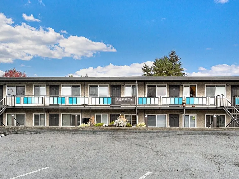 Breezy Apartments — Photo 15
