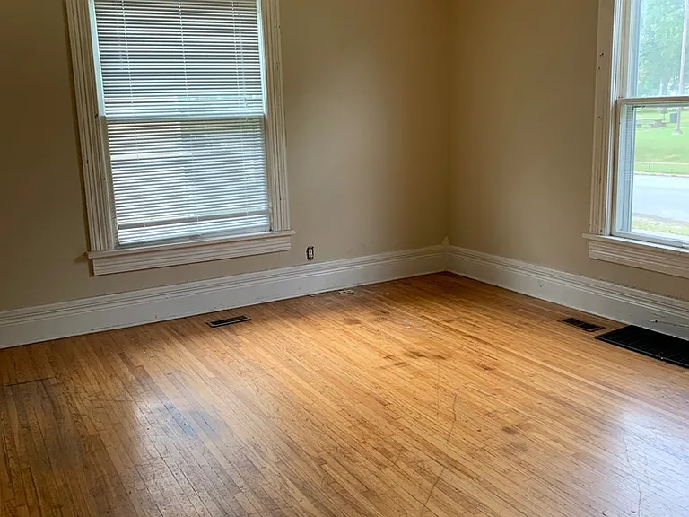 1630 N Clay Ave — Photo 4