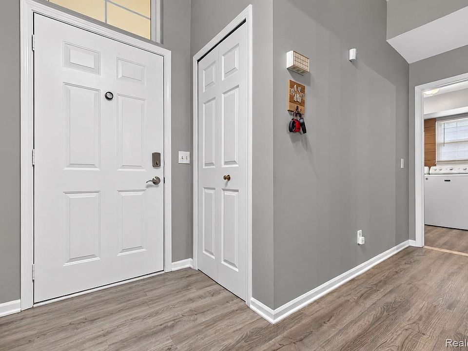 330 Harbour Pointe Dr, photo 4