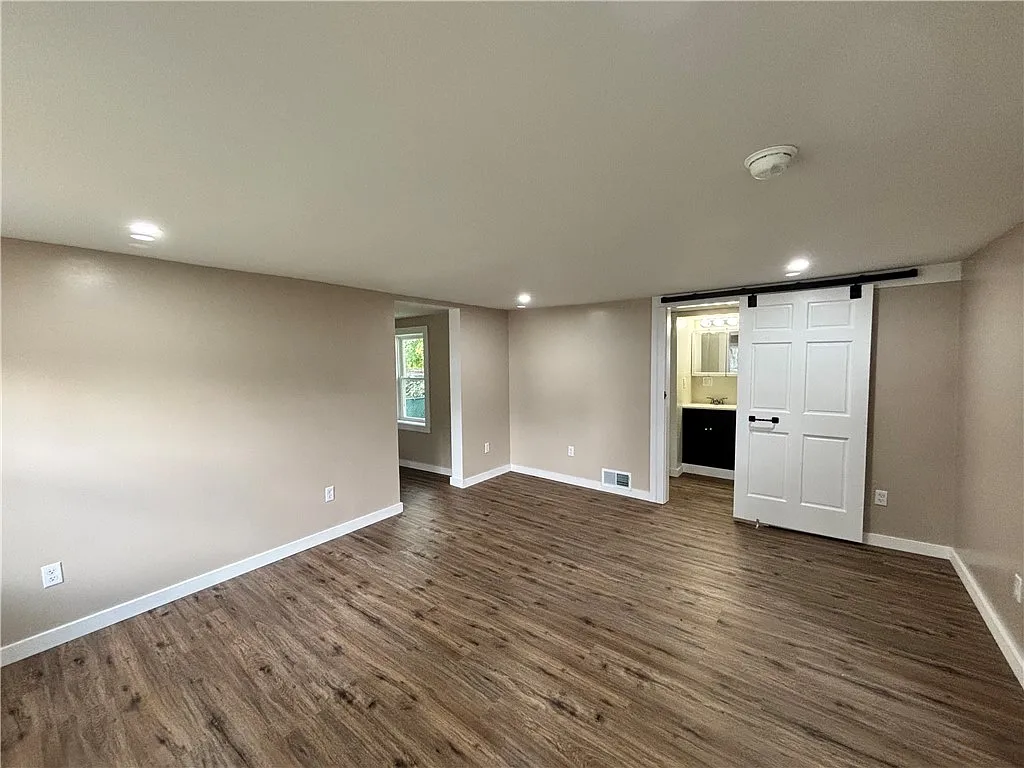 3 bed, 2.0 bath, 1127 sqft, $1,049 — Photo 2