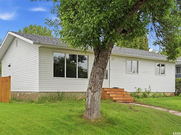 2nd image of 118 Smallwood CRESCENT