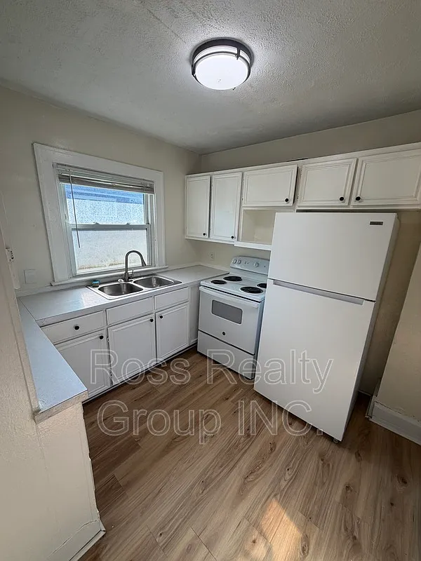 2 bed, 1.0 bath, $1,050 — Photo 4