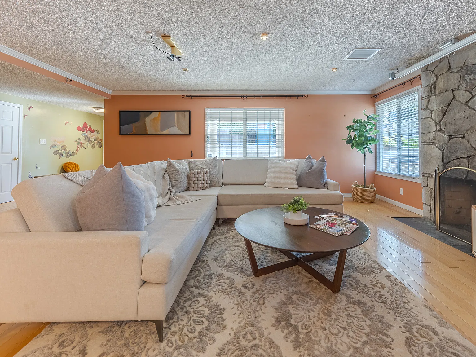 4 bed, 2300 sqft, $9,900 — Photo 2