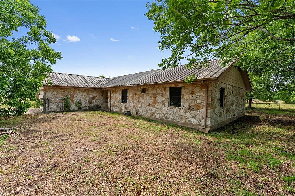 3 bed, 2.0 bath, 1697 sqft, $2,500 — Photo 2