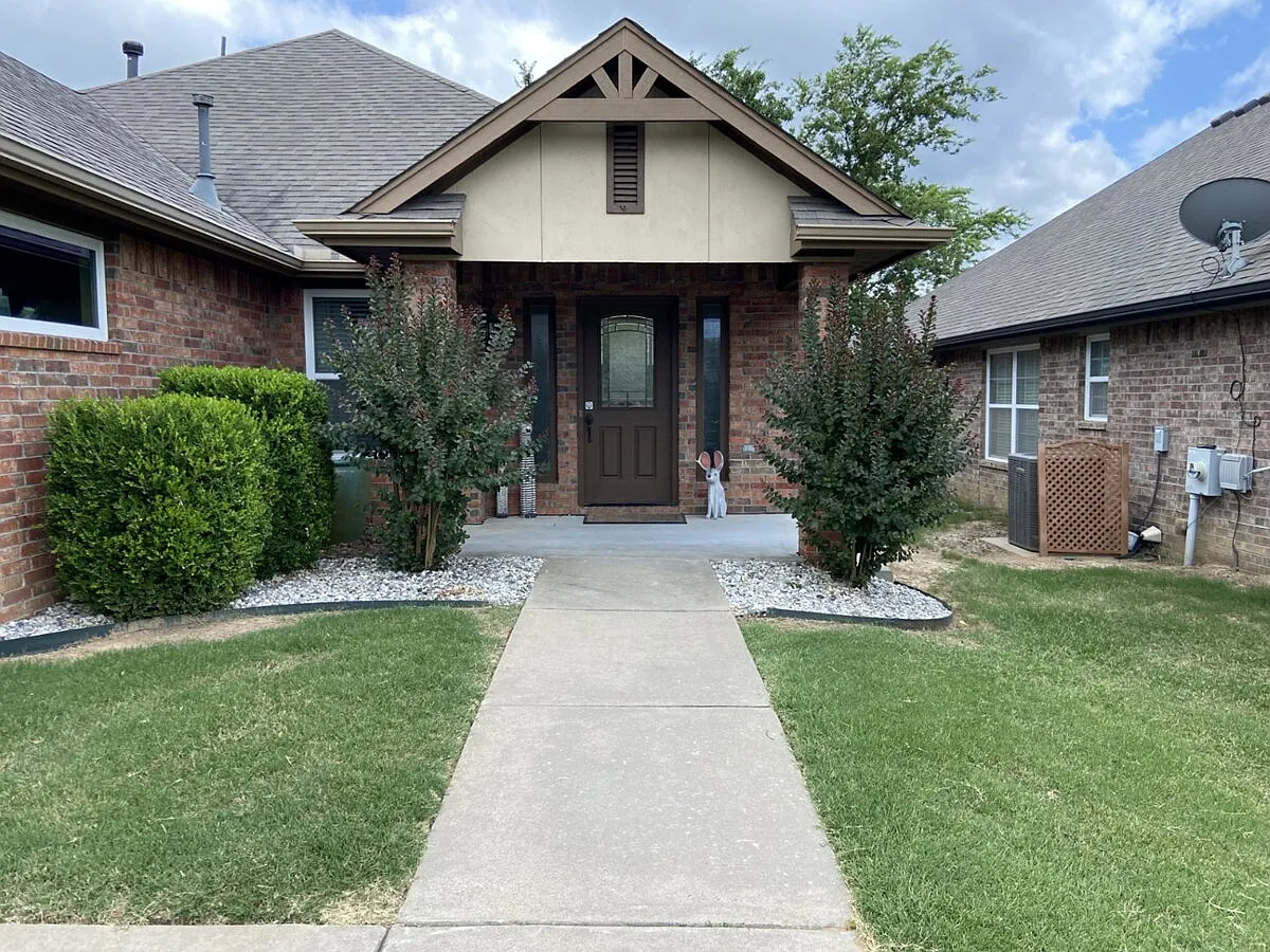 3 bed, 2.0 bath, 1722 sqft, $2,195 — Photo 3