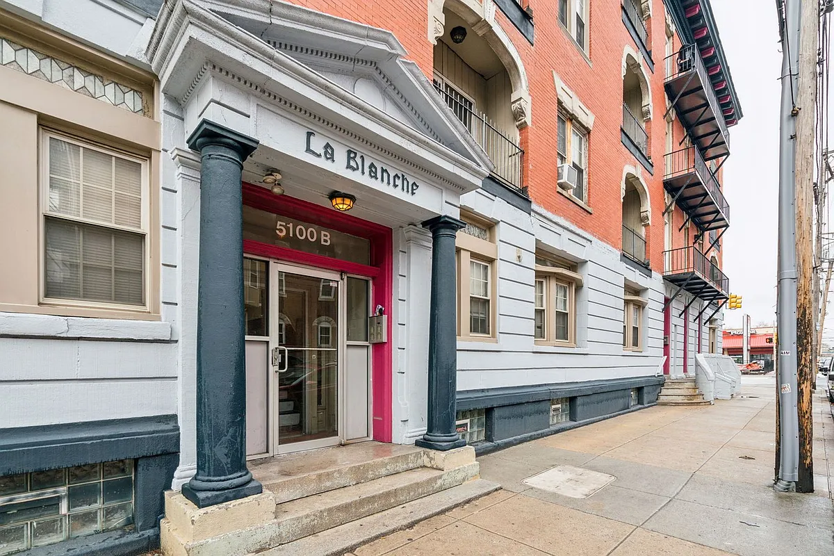 Building Photo - 5101-21 Walnut St #3
