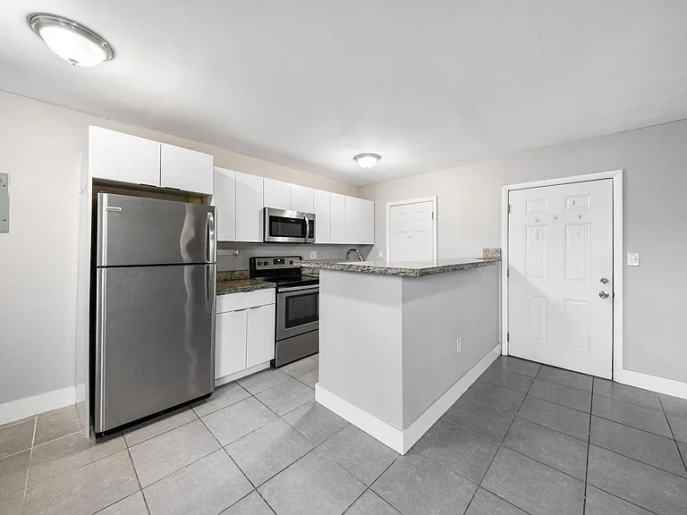 Kenwood Apartments — Photo 9