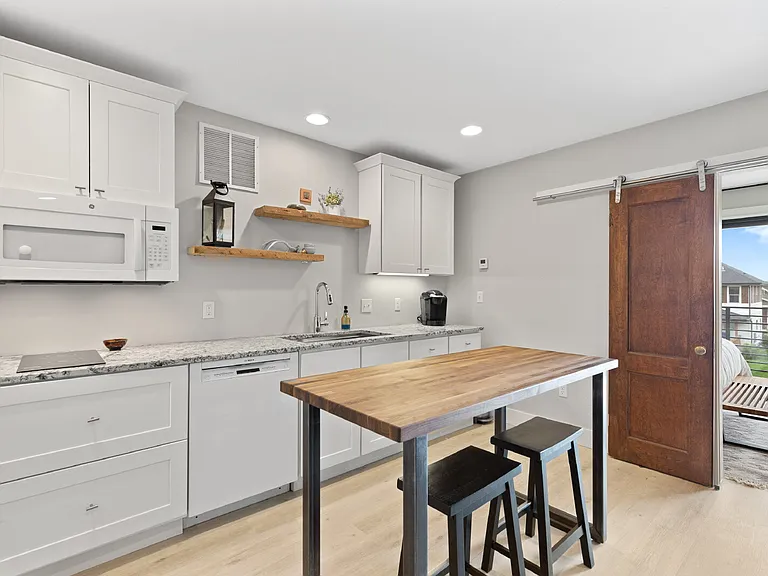 1 bed, 1.0 bath, 565 sqft, $2,000 — Photo 2