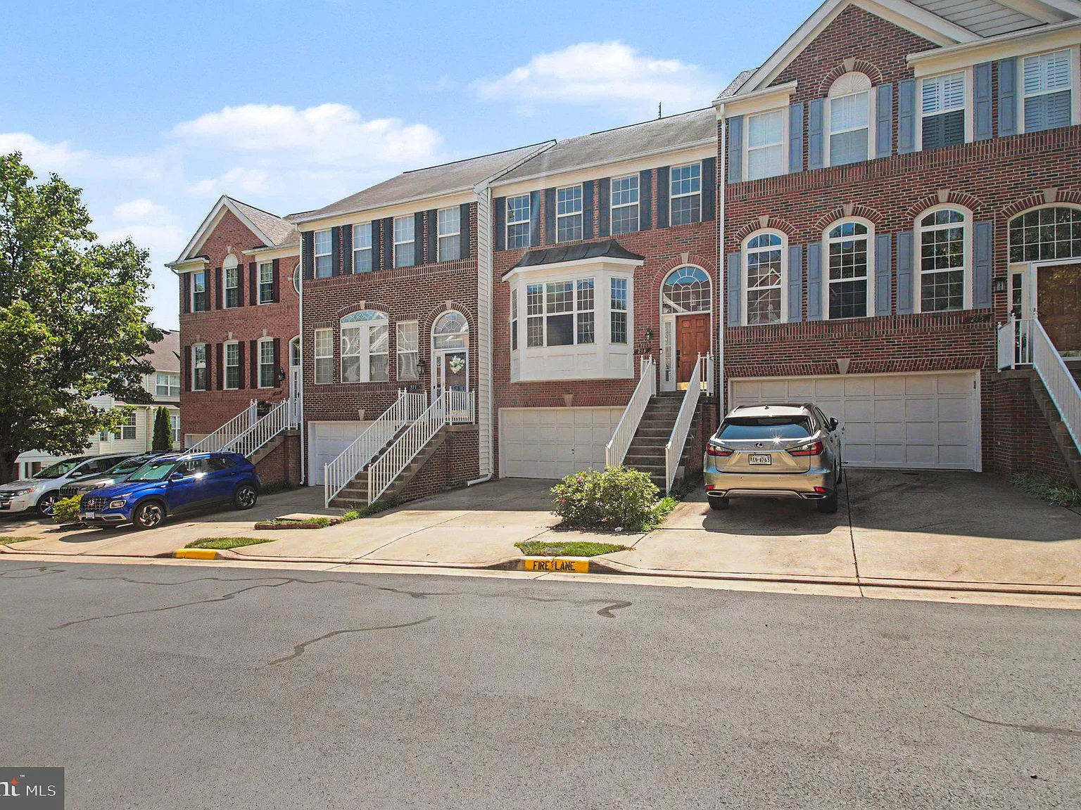 3 bed, 4.0 bath, 2416 sqft, $3,300 — Photo 3