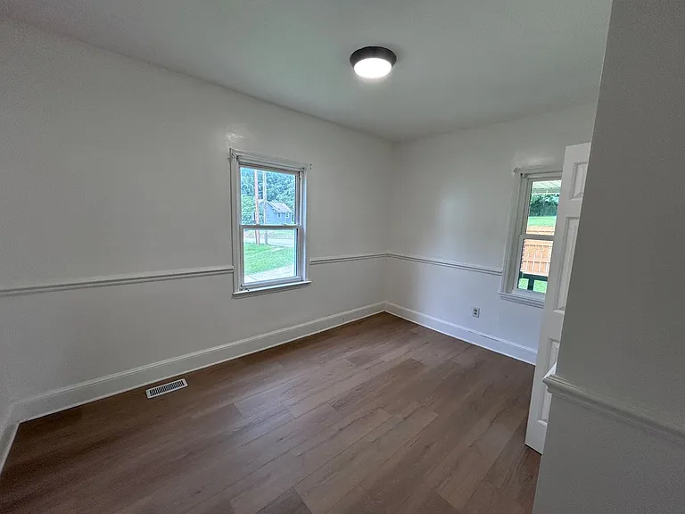 435 Lawrence St — Photo 15