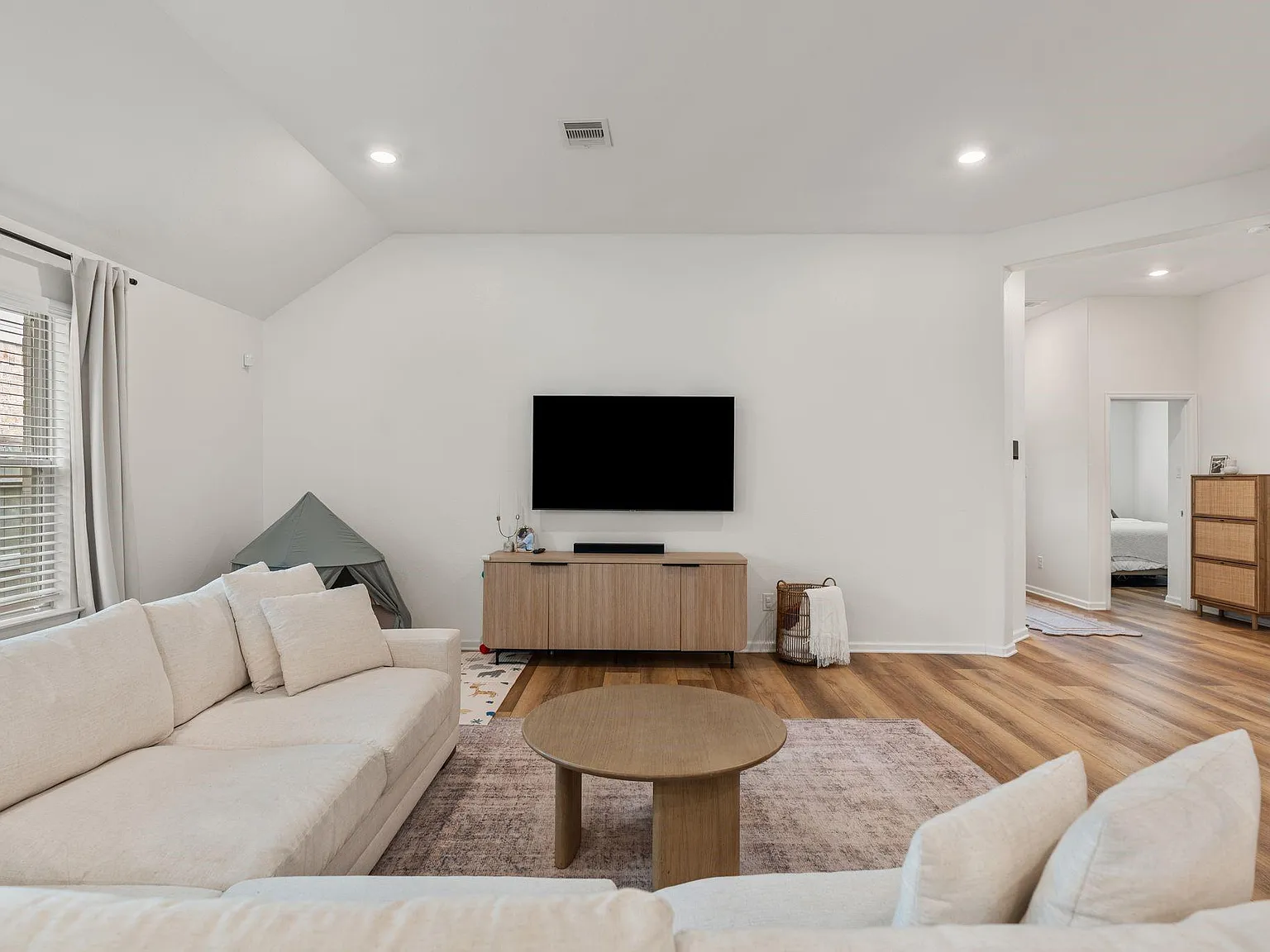 3 bed, 2.0 bath, 1852 sqft, $2,500 — Photo 4