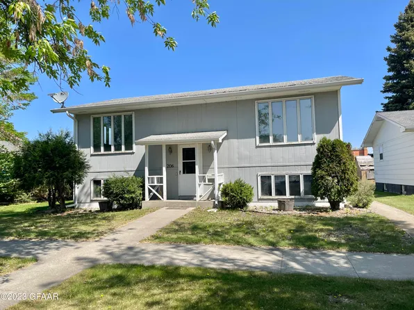 206 Mountain St W, Cavalier, ND 58220