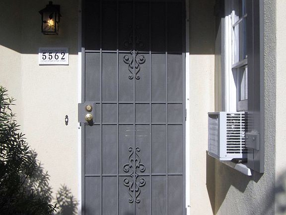 EASY ACCCESS TO ENTRANCE 