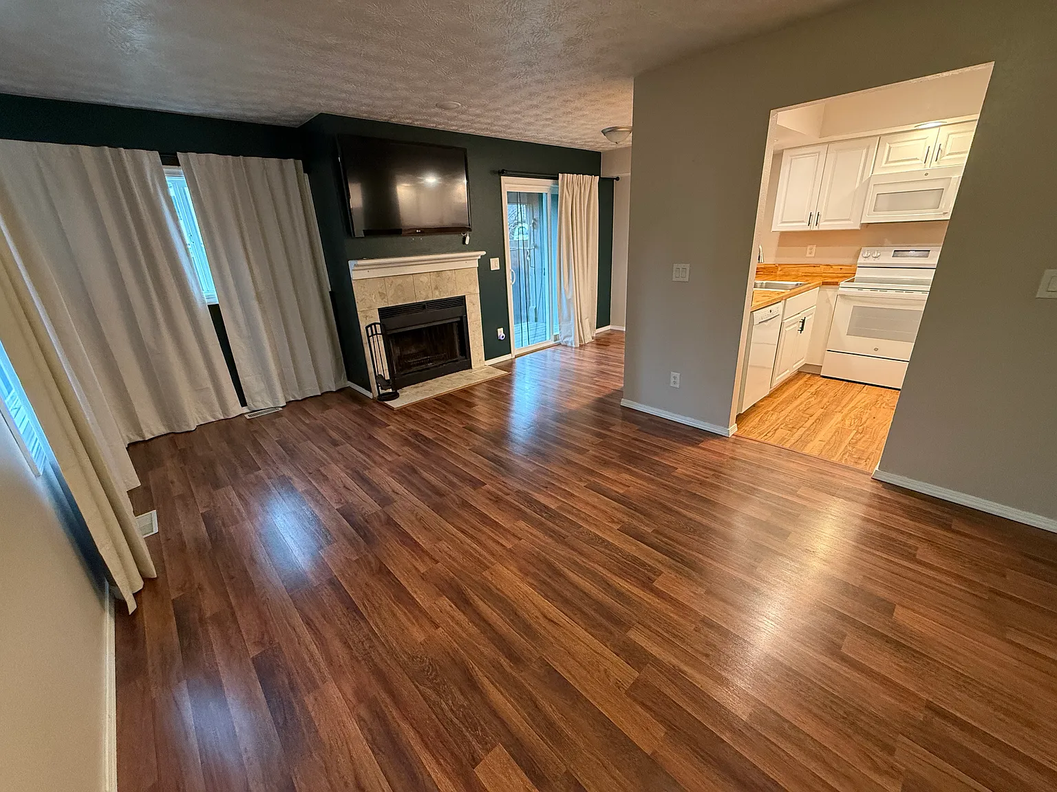3 bed, 2.5 bath, 1700 sqft, $2,800 — Photo 2