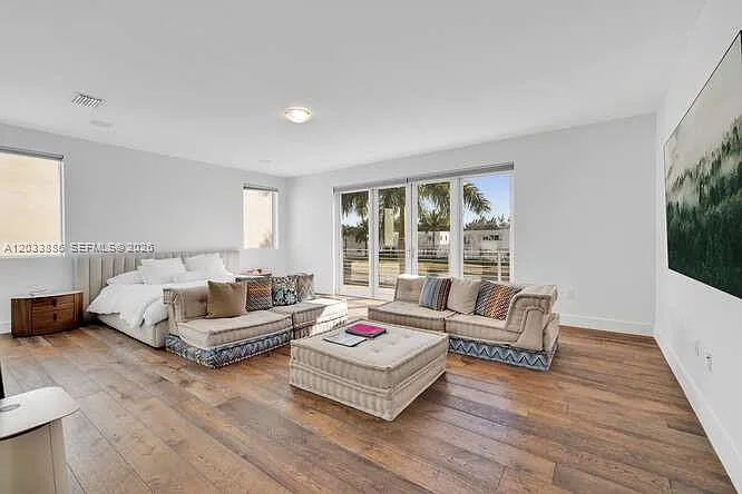 5 bed, 5.5 bath, 4628 sqft, $12,500 — Photo 3