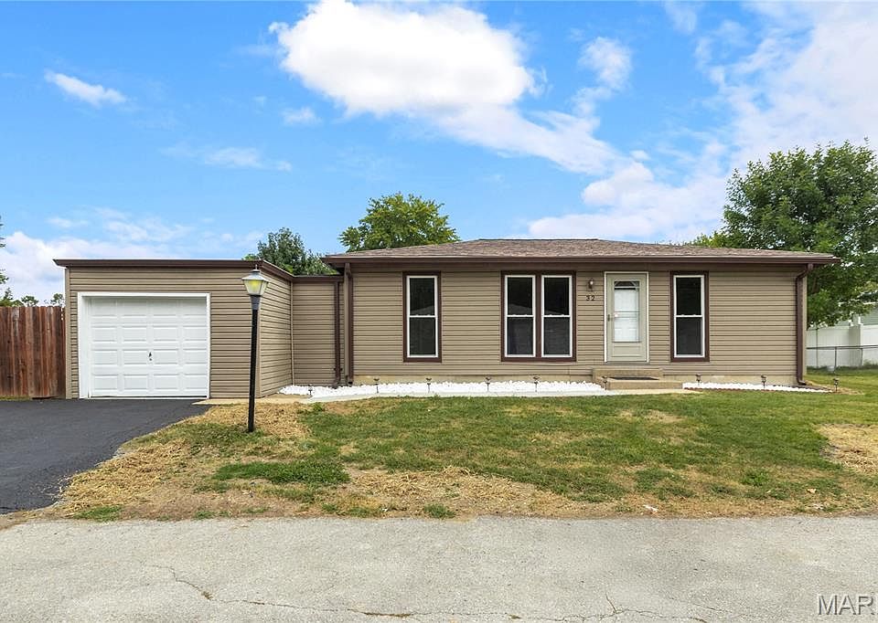 1st image of 32 Plum Tree Dr
