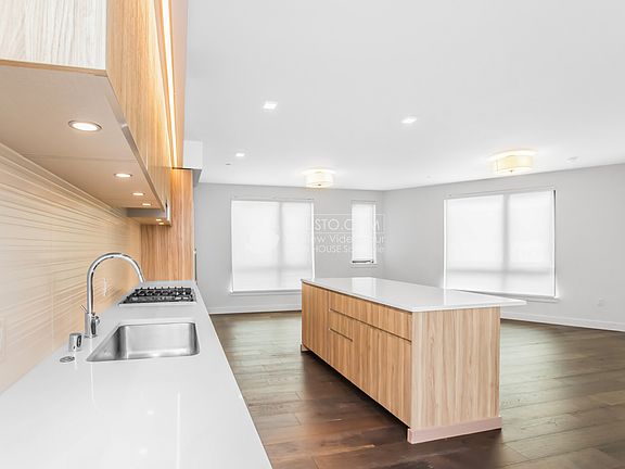 3rd image of 1300 22nd St APT 210