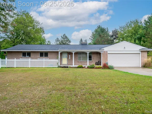 11548 Farmhill Dr, Fenton, MI 48430