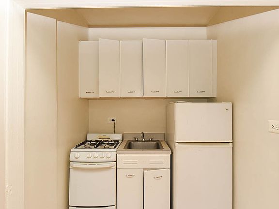2nd image of 1209 W Sherwin Ave Unit 904
