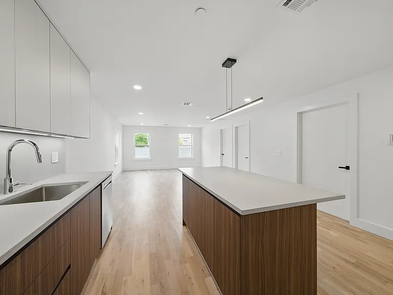 11 W Railroad Ave #2 — Photo 4