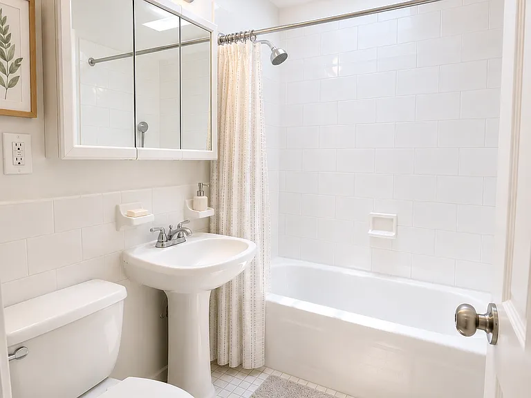157 E 33rd St #4 — Photo 6