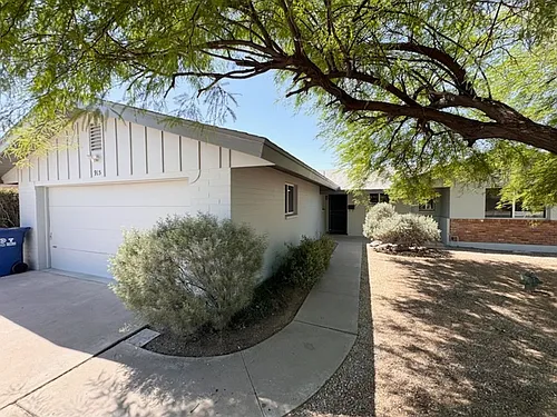 915 E Campus Dr Photo 1