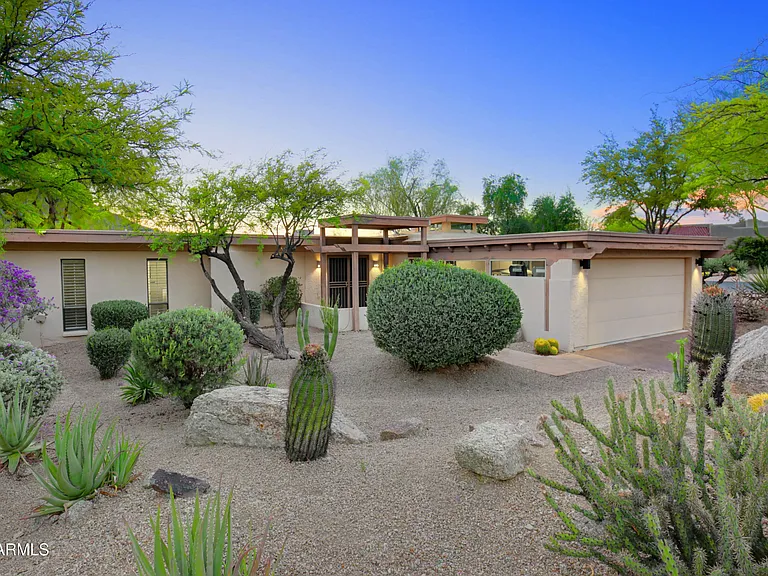1049 N Boulder Dr — Photo 2