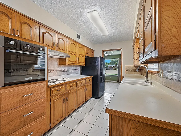 2506 Glen Ct — Photo 9