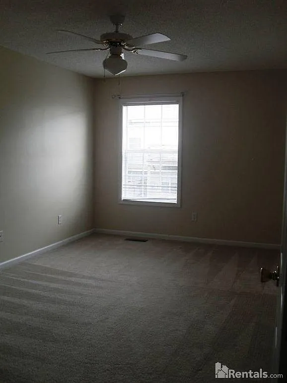 3 bed, 2.5 bath, 1493 sqft, $1,375 — Photo 4