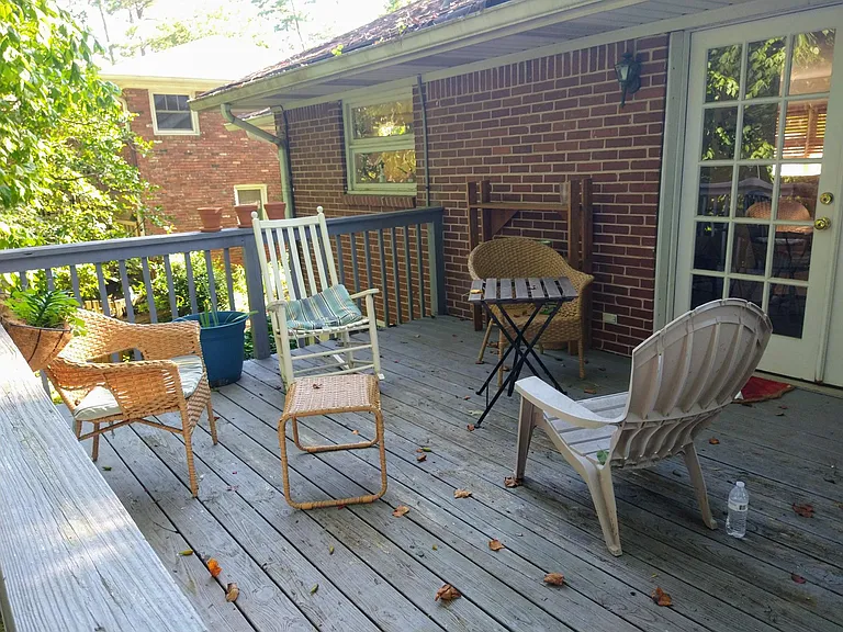 584 N Superior Ave — Photo 32