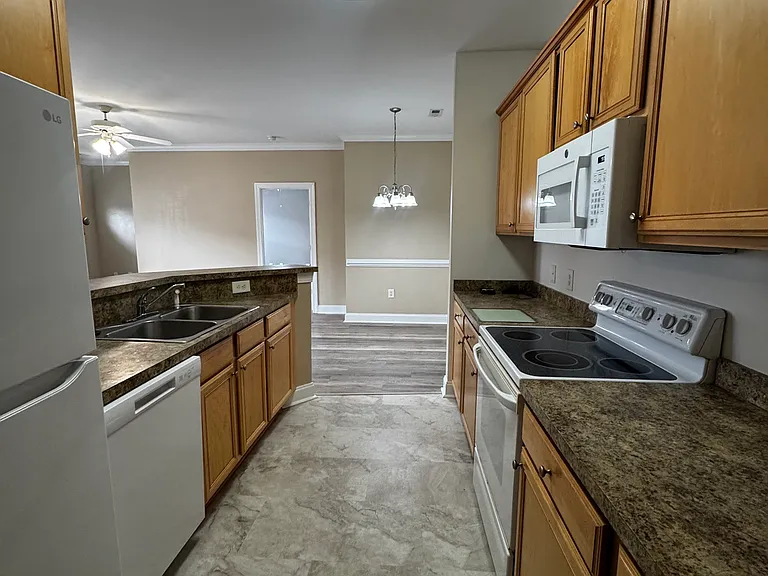 2037 Silvercrest Dr #B — Photo 8