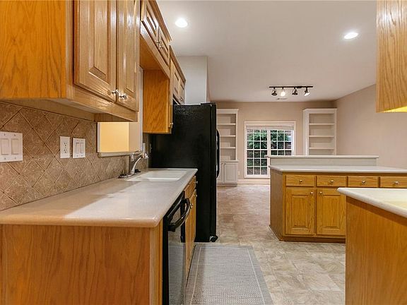 5th image of 953 Town Square Ct