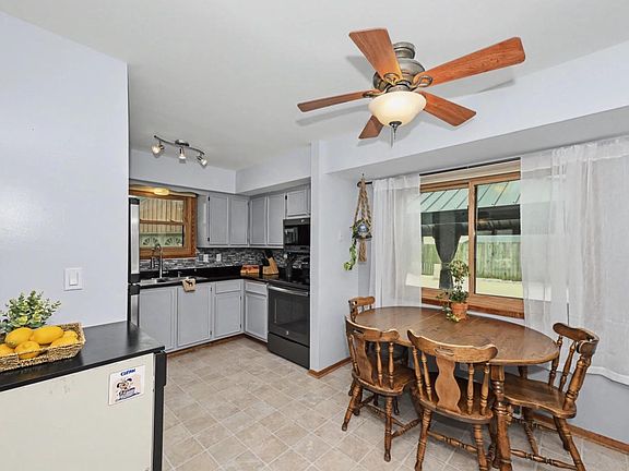 3rd image of 2915 Thornapple COURT