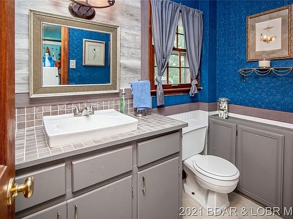 2nd image of 827 Secluded Woods Dr