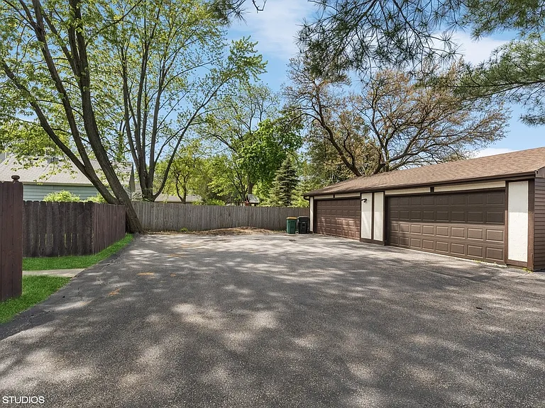 124 W Austin Ave — Photo 14