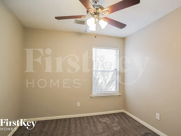 916 Willaby St — Photo 11