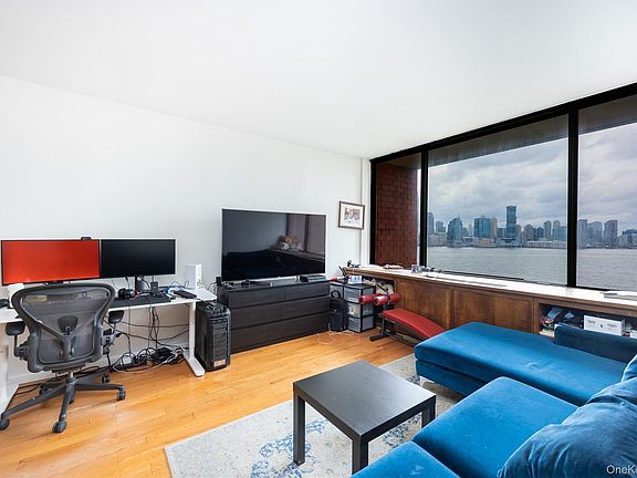 4th image of 380 Rector Place #7A