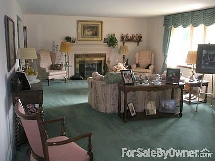 Living Room
						:
						Open and bright with large bay window. Amazing sunset views!