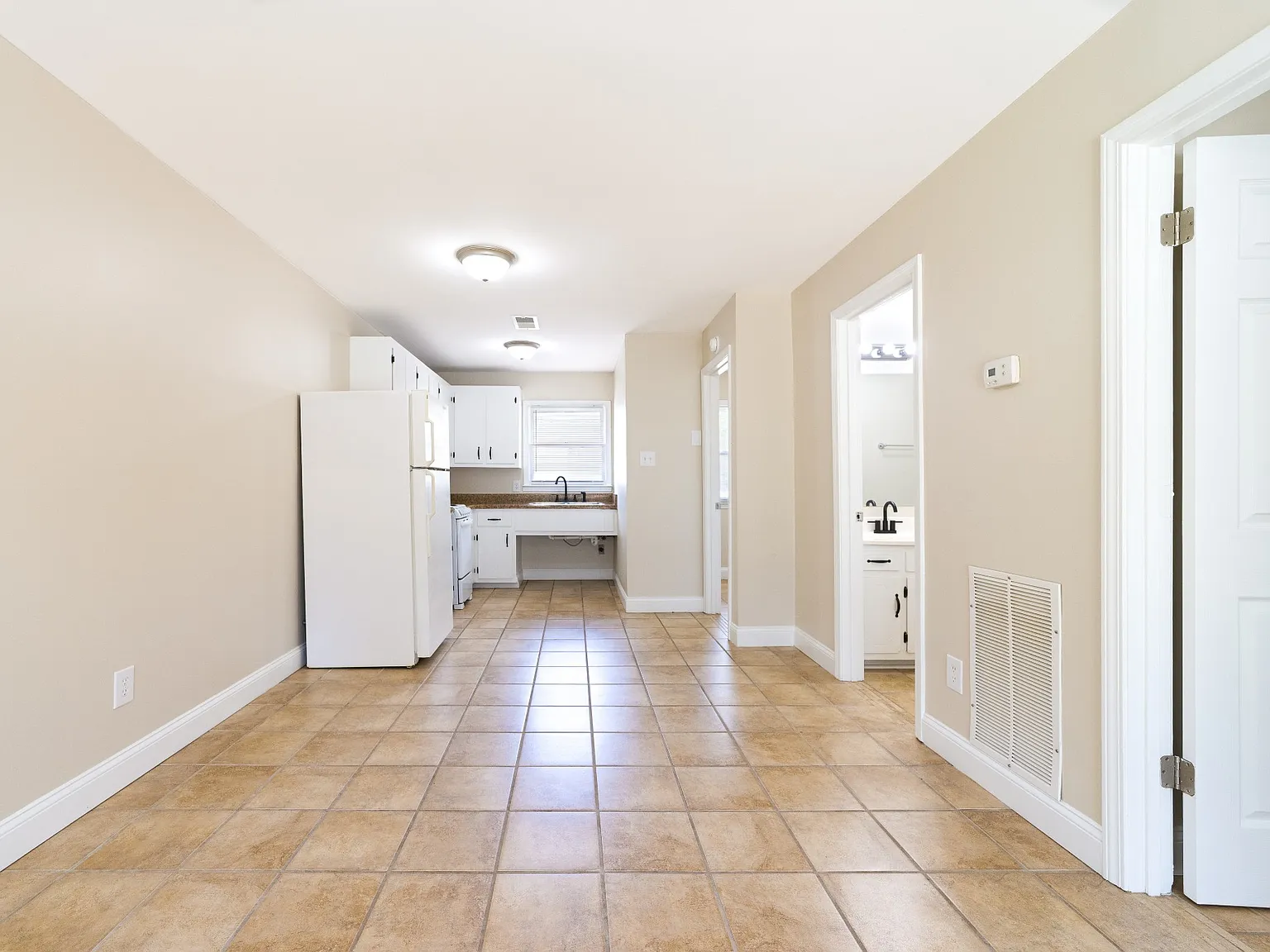 2 bed, 1.0 bath, 600 sqft, $795 — Photo 2