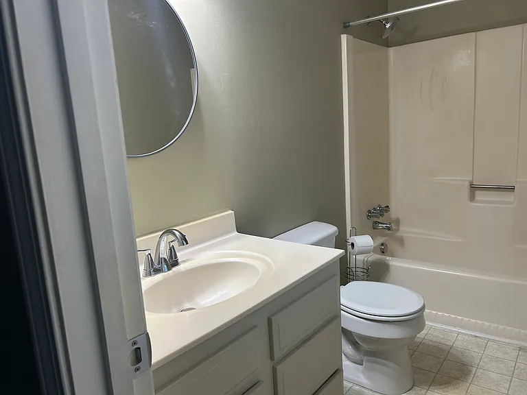 1572 Oxford Way — Photo 4
