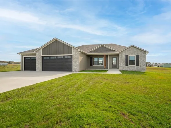 6724 Tucker Dr, Odessa, MO 64076